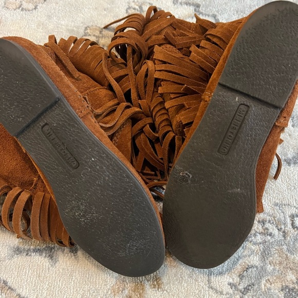 Minnetonka 3 Layer fringe Boot - Picture 3 of 4